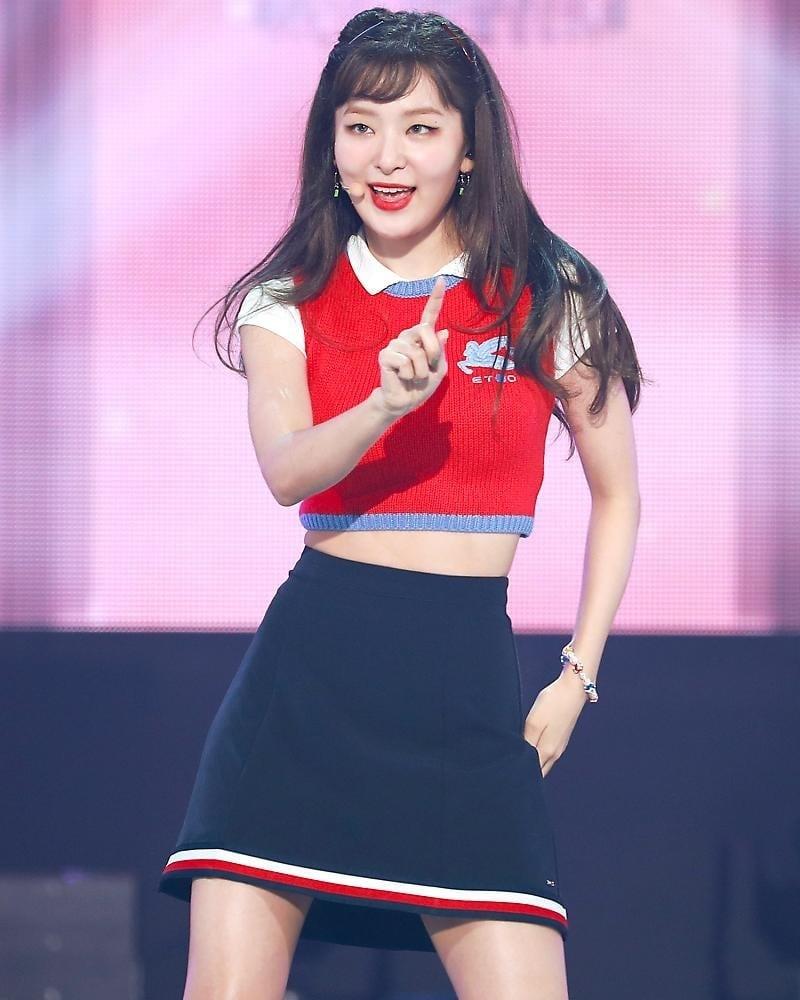 Rosé, Taeyeon diện mốt ghi-lê len đậm chất high teen-5