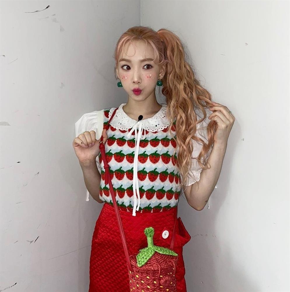 Rosé, Taeyeon diện mốt ghi-lê len đậm chất high teen-2