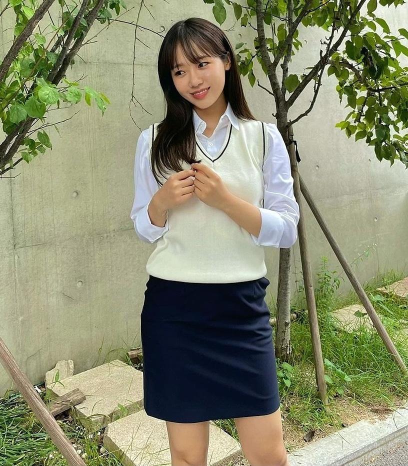 Rosé, Taeyeon diện mốt ghi-lê len đậm chất high teen-8