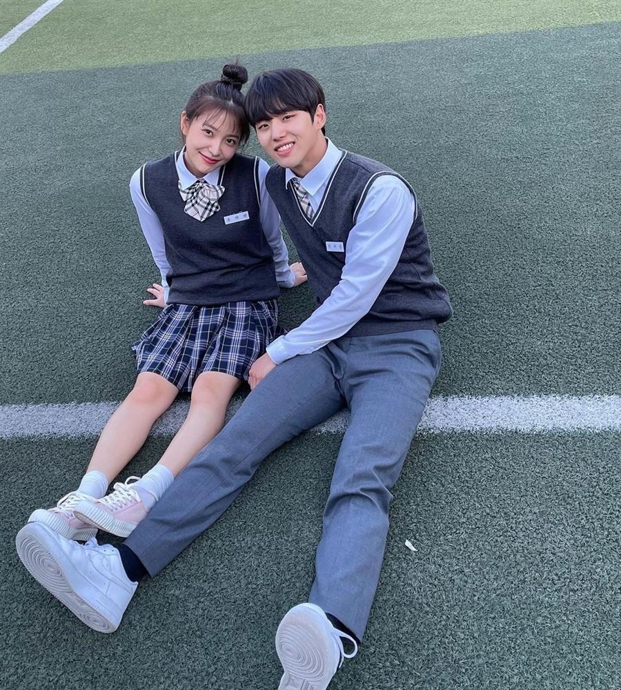 Rosé, Taeyeon diện mốt ghi-lê len đậm chất high teen-10