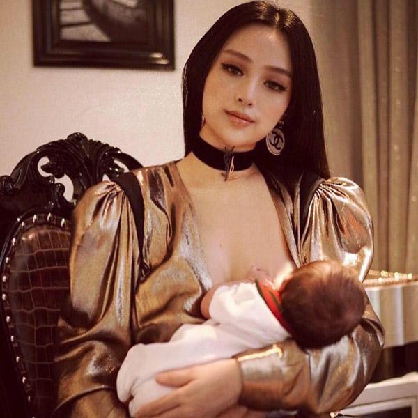 Mỹ nhân Việt ngực trần cho con bú, có cô còn bán nude-4