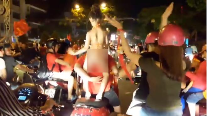 Bé gái 4 tuổi ăn mặc thiếu vải, pose dáng ưỡn ẹo gây tranh cãi-9