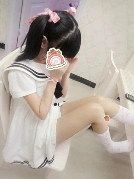 Bé gái 4 tuổi ăn mặc thiếu vải, pose dáng ưỡn ẹo gây tranh cãi-10