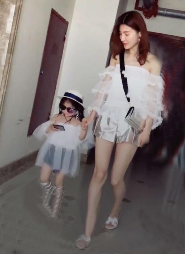 Bé gái 4 tuổi ăn mặc thiếu vải, pose dáng ưỡn ẹo gây tranh cãi-4