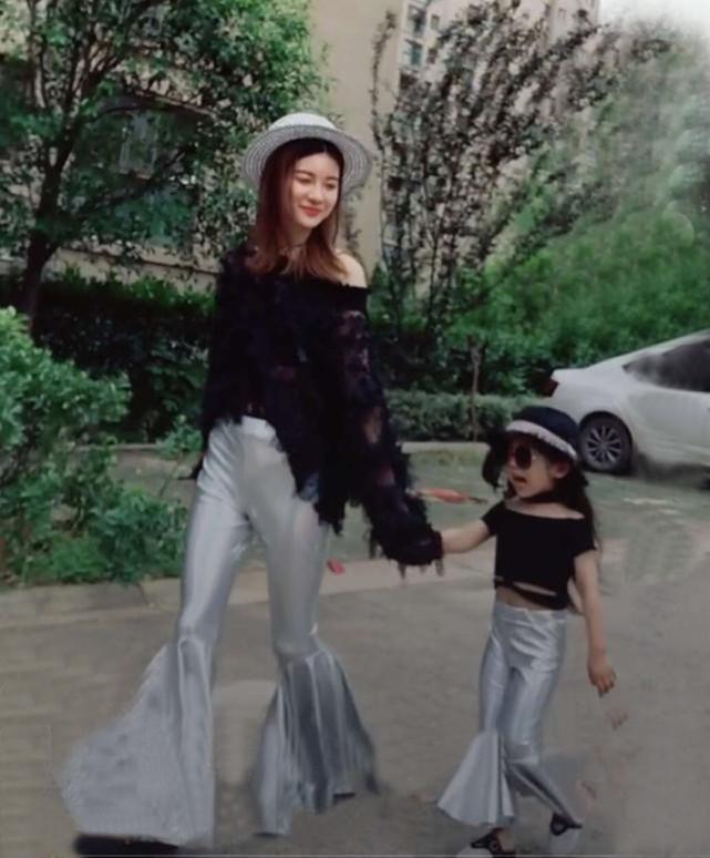 Bé gái 4 tuổi ăn mặc thiếu vải, pose dáng ưỡn ẹo gây tranh cãi-5