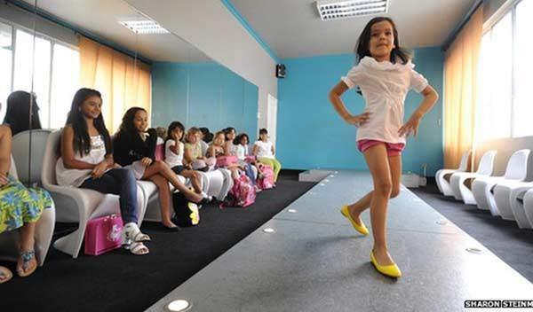 Bé gái 4 tuổi ăn mặc thiếu vải, pose dáng ưỡn ẹo gây tranh cãi-11