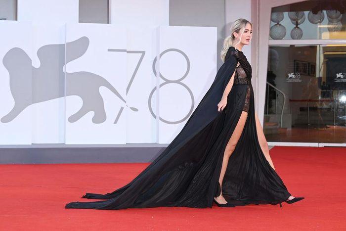 Người mẫu bị rơi váy lộ ngực trên thảm đỏ Liên hoan phim Venice-10