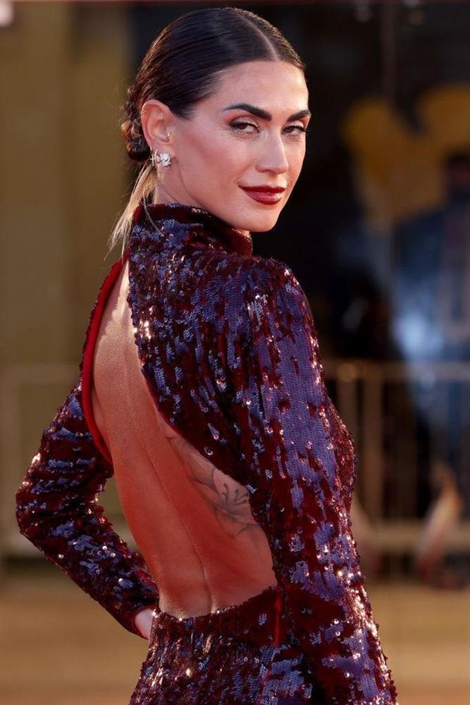 Người mẫu bị rơi váy lộ ngực trên thảm đỏ Liên hoan phim Venice-7