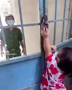 Xúc động chiến sĩ công an về thăm nhà chỉ đứng từ xa nhìn con-1