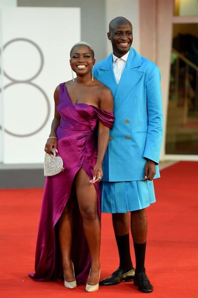 Người mẫu bị rơi váy lộ ngực trên thảm đỏ Liên hoan phim Venice-13