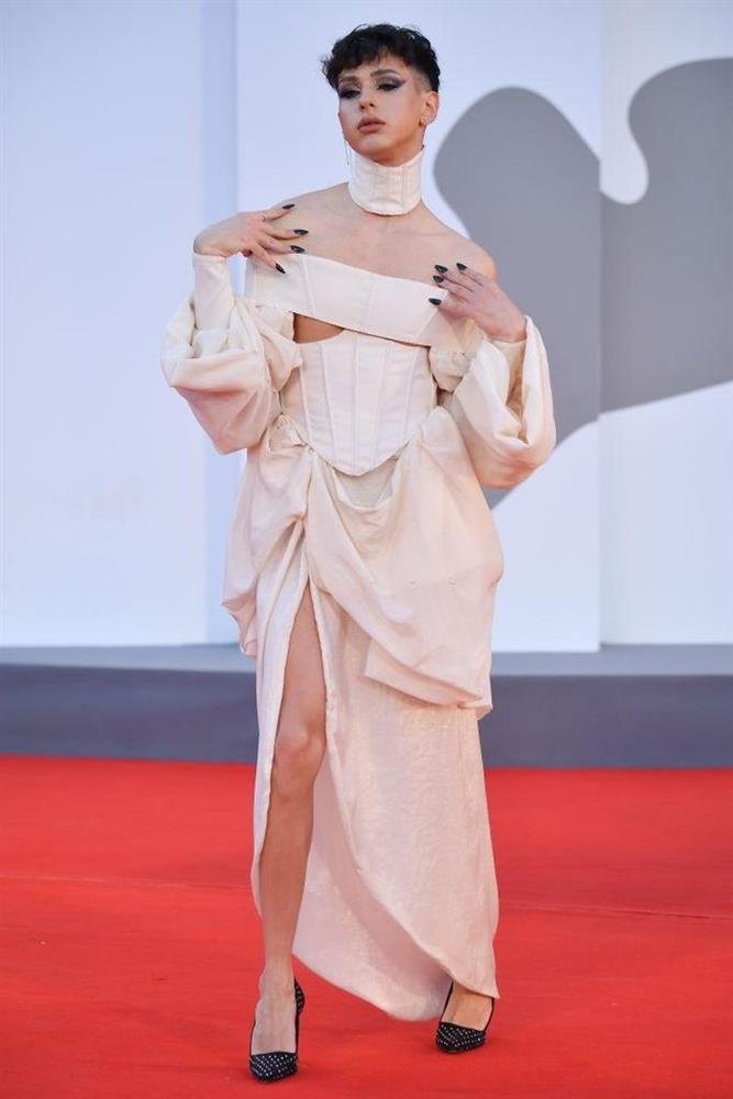 Người mẫu bị rơi váy lộ ngực trên thảm đỏ Liên hoan phim Venice-14