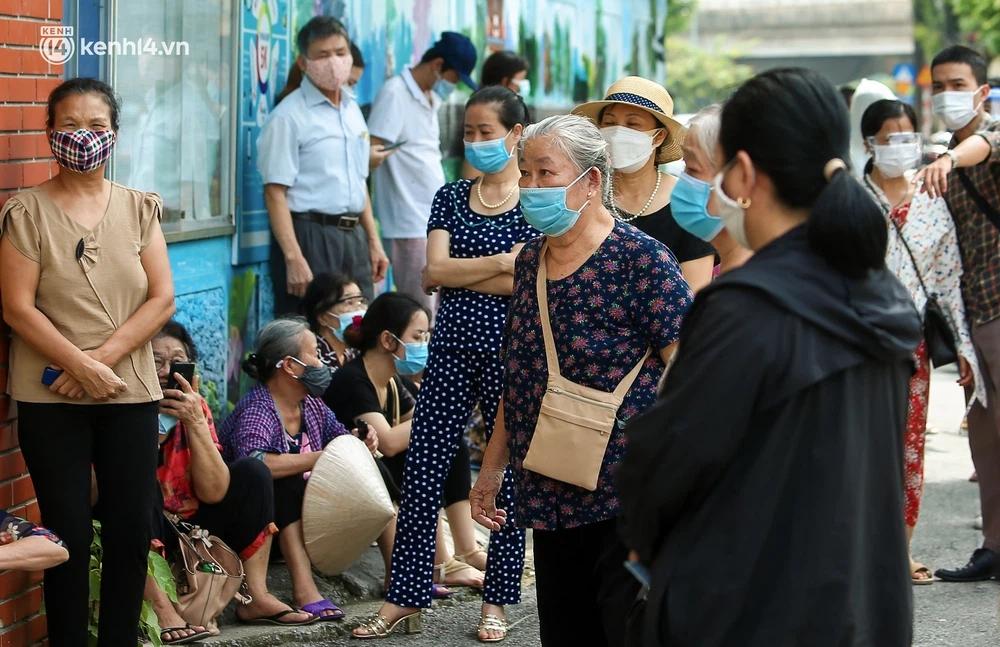 Lãnh đạo UBND phường Hoàng Liệt cho biết, điểm xét nghiệm và tiêm chủng này do UBND phường Hoàng Liệt phụ trách tổ chức, còn lực lượng y tế phụ trách chuyên môn. Việc tập trung đông người phía bên ngoài điểm xét nghiệm và tiêm chủng là do người dân tự ý kéo đến, mặc dù đã được phân khung giờ, thông báo lịch...