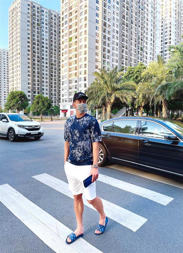 Tiến Linh xả vai tung tăng trên phố giữa dịch bệnh-1