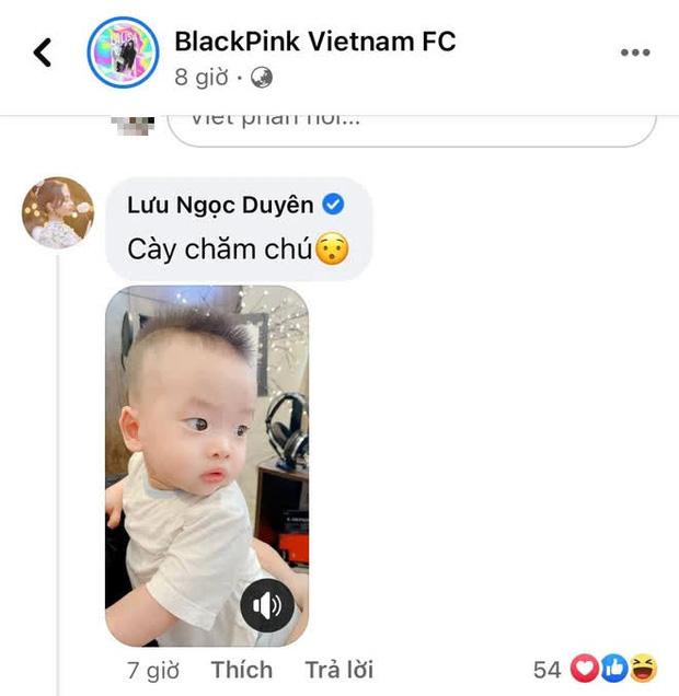 Đặc biệt nhất, Sara Lưu với màn bế quý tử vào tận fanpage BLACKPINK tại Việt Nam để tỏ rõ sự thích thú! 2 mẹ con tích cực tăng view cho thần tượng của mình thế này đây!