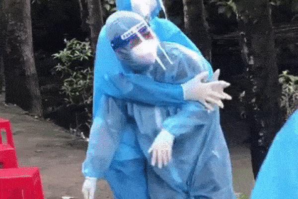 Bi hài chuyện nhân viên y tế lấy mẫu ca nào dương tính ca đó