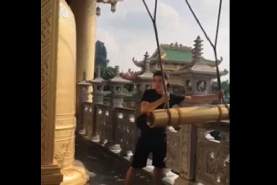 Bà Phương Hằng 'cấm cửa' thanh niên gõ chuông đền thờ Đại Nam?