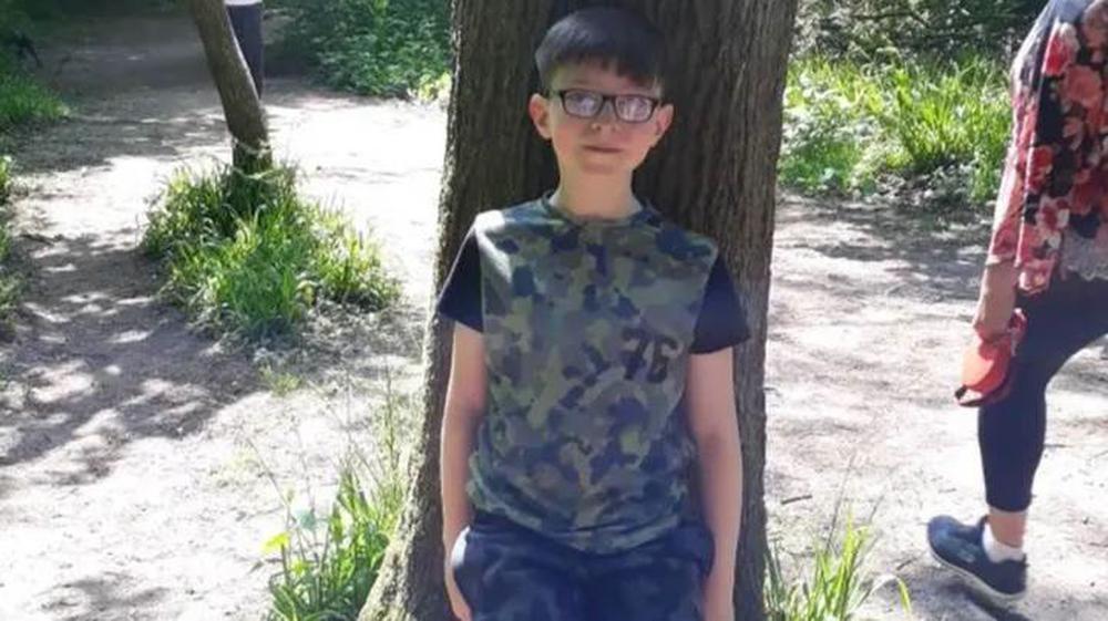 Chụp ảnh du lịch, bà mẹ nhìn thấy thứ kinh hoàng sau lưng con trai-1