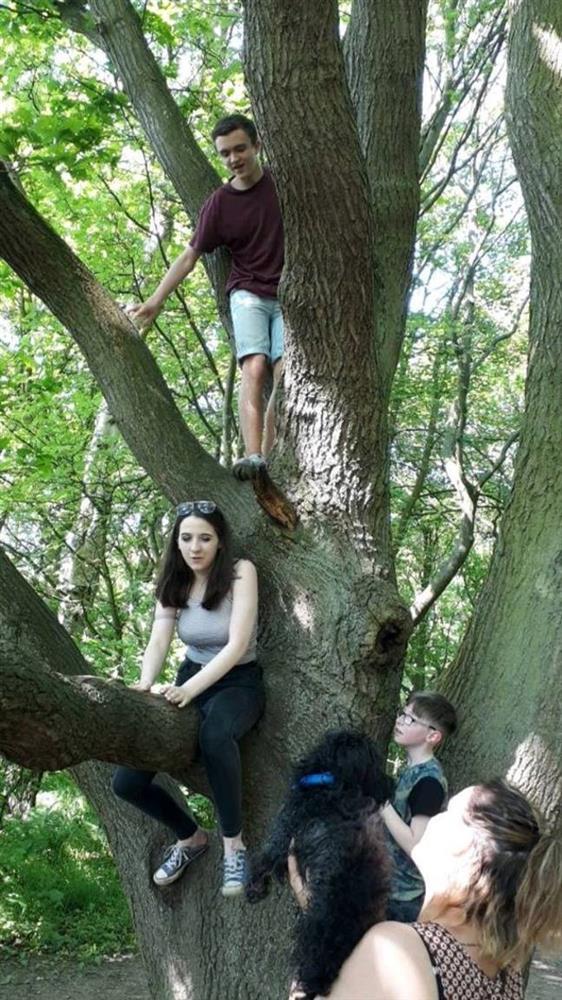 Chụp ảnh du lịch, bà mẹ nhìn thấy thứ kinh hoàng sau lưng con trai-2