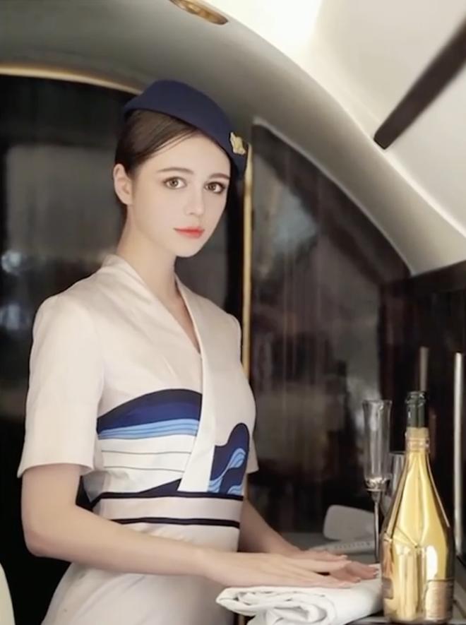 Tiếp viên xinh đẹp lộ mặt thật, netizen quay cuồng trong mơ hồ-1