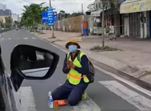 Quỳ gối xin quá giang về quê, thanh niên khóc khi được giúp đỡ-1