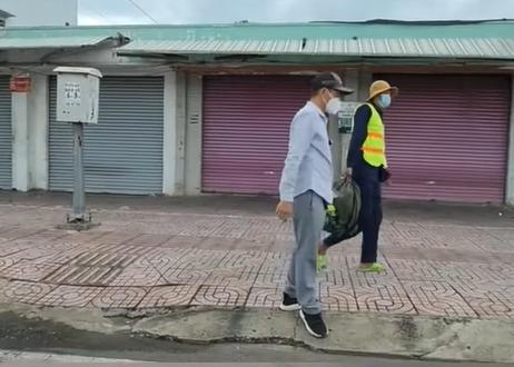 Quỳ gối xin quá giang về quê, thanh niên khóc khi được giúp đỡ-3