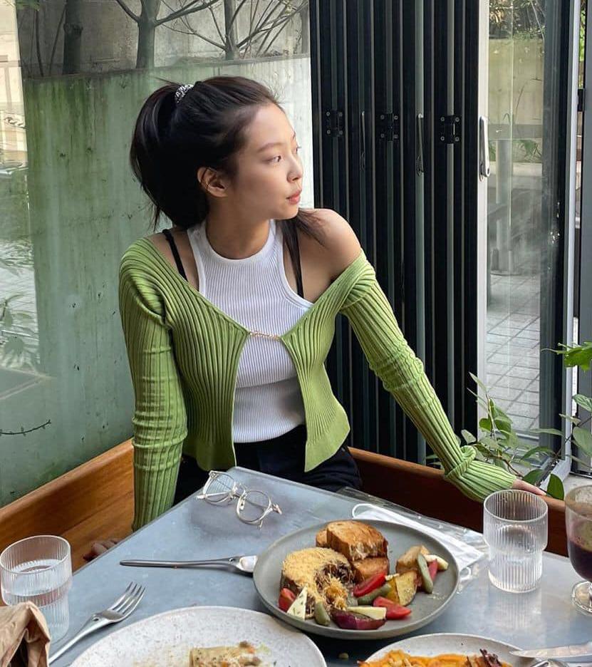 Jennie học Kendall Jenner mốt áo bung móc cài khoe ngực-1
