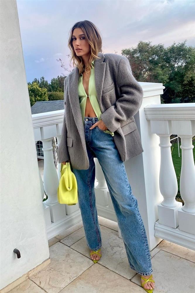 Jennie học Kendall Jenner mốt áo bung móc cài khoe ngực-6