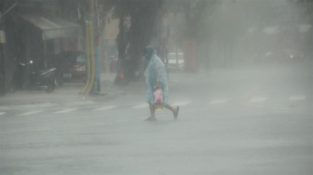 Đường phố Đà Nẵng biến thành sông trước giờ bão số 5 đổ bộ-1