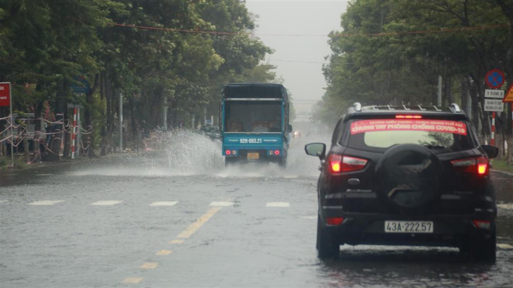 Đường phố Đà Nẵng biến thành sông trước giờ bão số 5 đổ bộ-2
