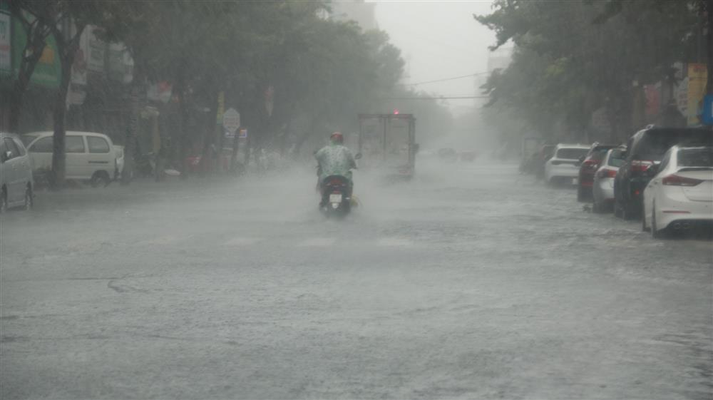 Đường phố Đà Nẵng biến thành sông trước giờ bão số 5 đổ bộ-3