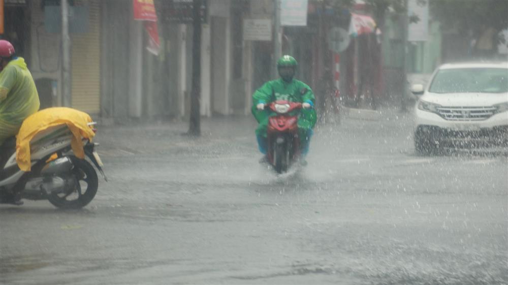 Đường phố Đà Nẵng biến thành sông trước giờ bão số 5 đổ bộ-4