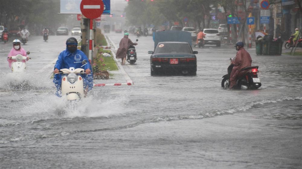 Đường phố Đà Nẵng biến thành sông trước giờ bão số 5 đổ bộ-5