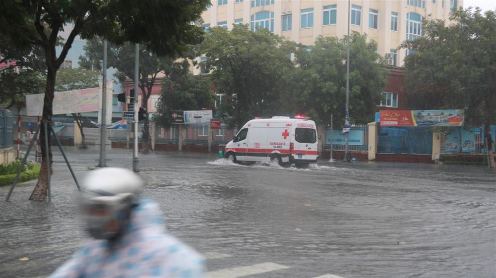 Đường phố Đà Nẵng biến thành sông trước giờ bão số 5 đổ bộ-6