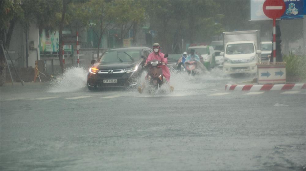 Đường phố Đà Nẵng biến thành sông trước giờ bão số 5 đổ bộ-7