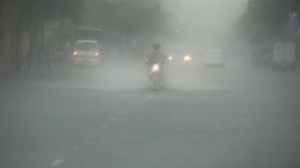 Đường phố Đà Nẵng biến thành sông trước giờ bão số 5 đổ bộ-10
