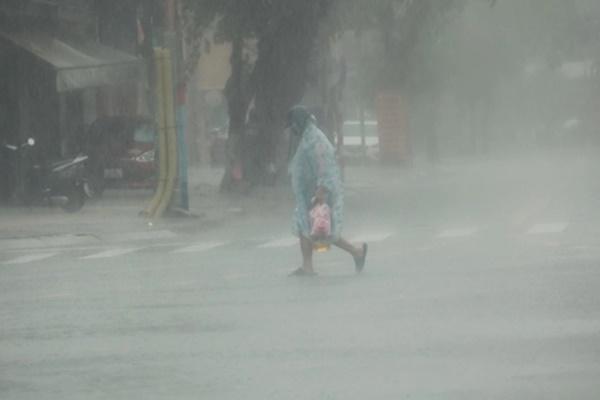 Clip: Cần cẩu bị gió thổi đổ sụp, đè ngang ô tô đang lưu thông-2