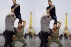 Nhóm thanh niên xếp 'tháp người' trước tháp Eiffel