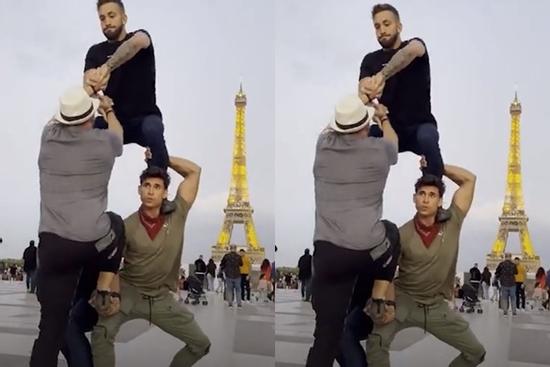 Nhóm thanh niên xếp 'tháp người' trước tháp Eiffel