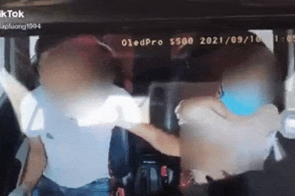 Nóng mắt tài xế vừa lái xe vừa thò tay sờ ngực bạn gái-1