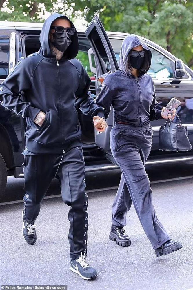 Kim Kardashian xuất hiện với bộ đồ như khủng bố xuống phố-2