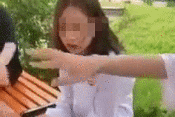 Clip: Nữ sinh Lạng Sơn bị bạn tát lia lịa, bắt quỳ giữa lớp hỏi tội-2
