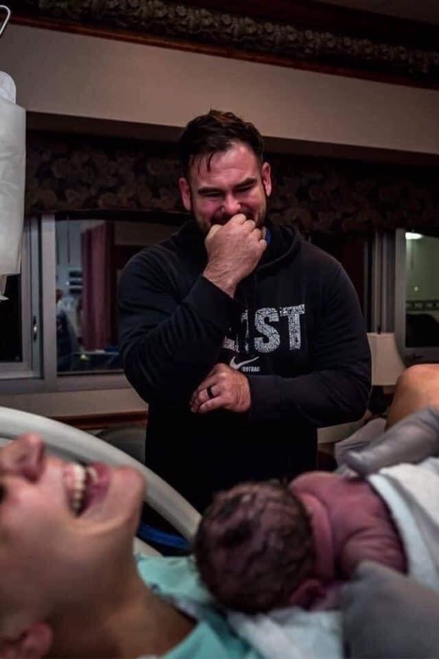 1.001 biểu cảm của những ông bố trẻ theo vợ vào phòng sinh-6