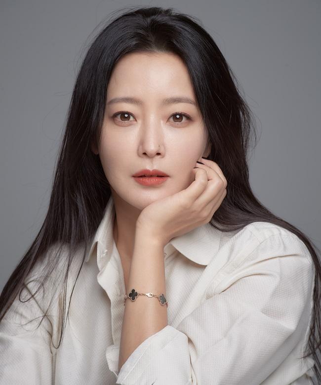 Kim Hee Sun cứu bạn diễn trước nguy cơ bỏng mặt-1