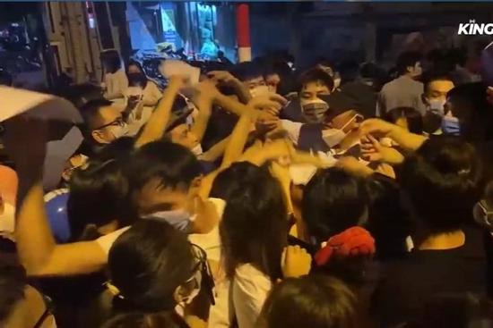 Yêu cầu làm rõ vụ chen lấn tại điểm tiêm vaccine Covid-19