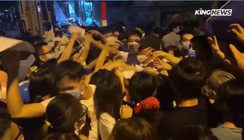 Yêu cầu làm rõ vụ chen lấn tại điểm tiêm vaccine Covid-19-1