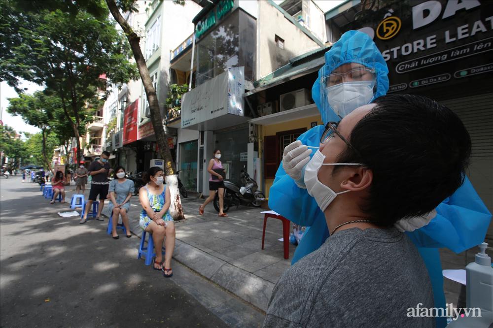 Quận đầu tiên ở Hà Nội hoàn thành tiêm vaccine Covid-19-2