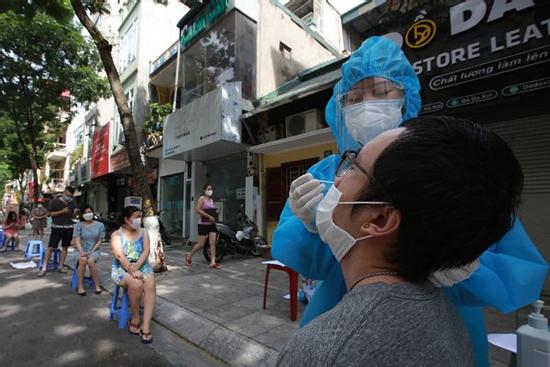 Quận đầu tiên ở Hà Nội hoàn thành tiêm vaccine Covid-19