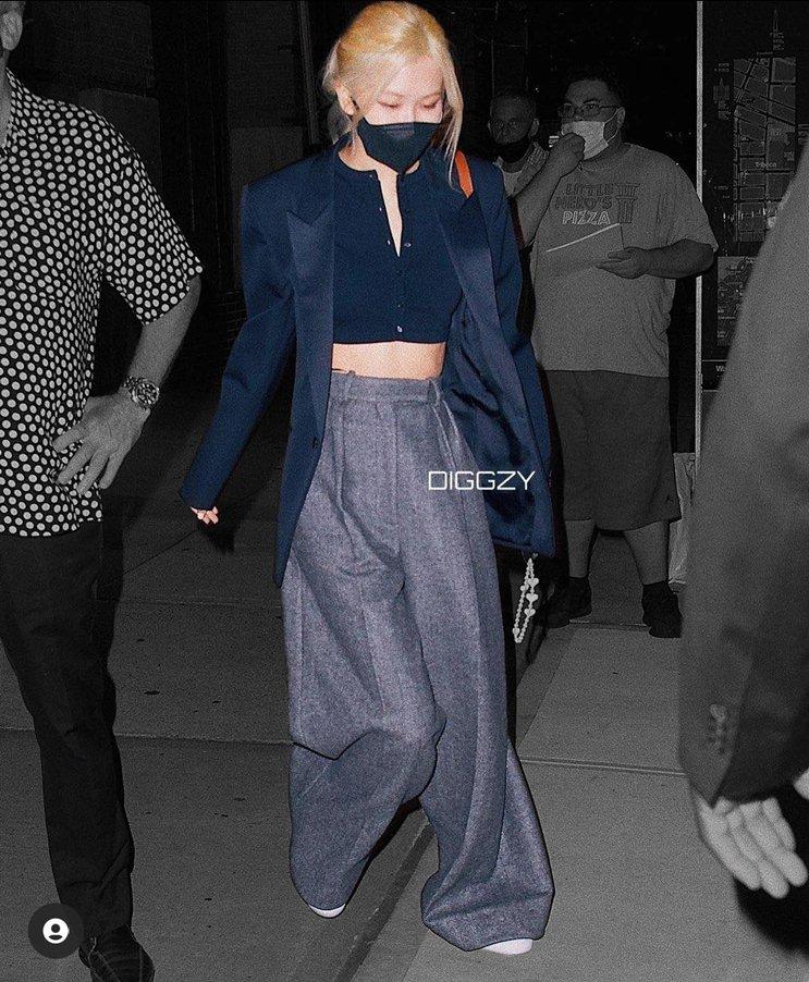 Tối 12/9, paparazzi đã bắt gặp Rosé ở thành phố New York sau khi thử đồ tại cửa hàng của Yves Saint Laurent. Được biết giọng ca chính của BLACKPINK sẽ tham dự sự kiện thời trang tầm cỡ thế giới Met Gala. Nếu thông tin là sự thật, cô sẽ trở thành nữ idol K-Pop đầu tiên tham dự sự kiện thời trang danh tiếng này.