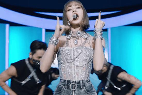 YG tung stage LALISA: Lisa đổi outfit trên sân khấu luôn mới máu!