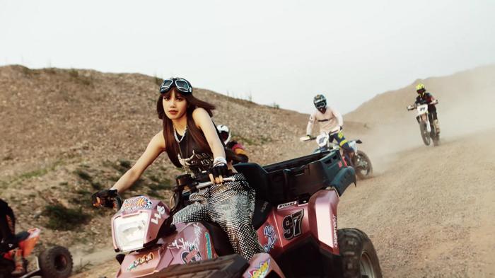 Ý tưởng lớn của Lisa BLACKPINK hóa ra bị Sơn Tùng xài lâu rồi!-2